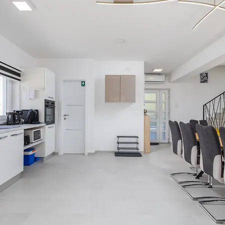 Holiday home 4 Bedroom Beautiful In