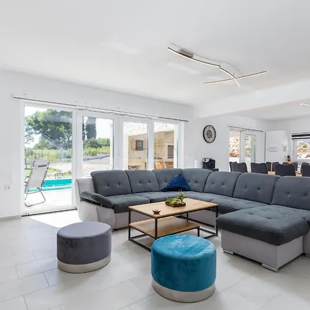 4 Bedroom Beautiful In