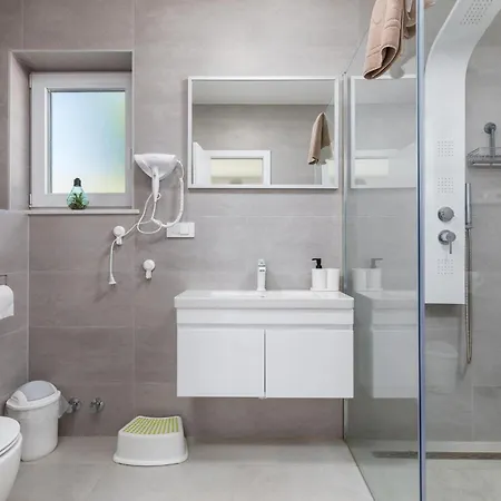 4 Bedroom Beautiful In * Jursici