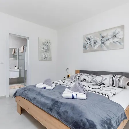 Holiday home 4 Bedroom Beautiful In *