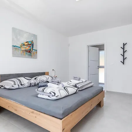 4 Bedroom Beautiful In Jursici