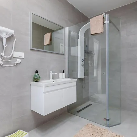 4 Bedroom Beautiful In *