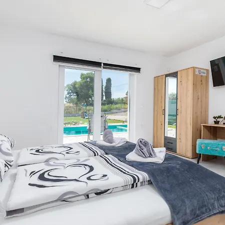 4 Bedroom Beautiful In Jursici