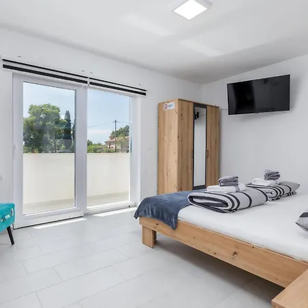 4 Bedroom Beautiful In Holiday home
