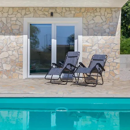 Holiday home 4 Bedroom Beautiful In Jursici