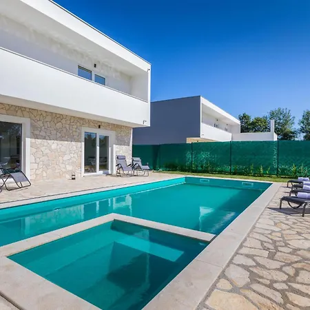 4 Bedroom Beautiful In Jursici