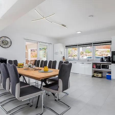 4 Bedroom Beautiful In * Jursici