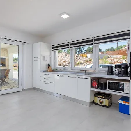 4 Bedroom Beautiful In Jursici