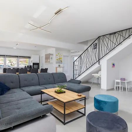 Holiday home 4 Bedroom Beautiful In *