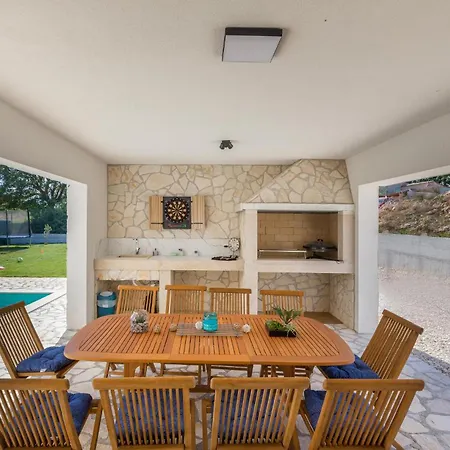 4 Bedroom Beautiful In Holiday home Jursici
