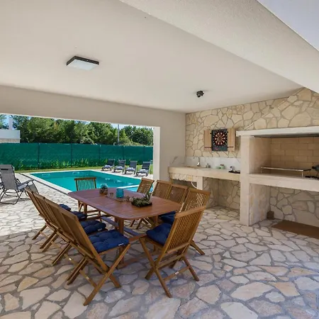 Holiday home 4 Bedroom Beautiful In Jursici