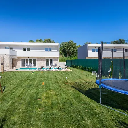 4 Bedroom Beautiful In Casa vacanze *